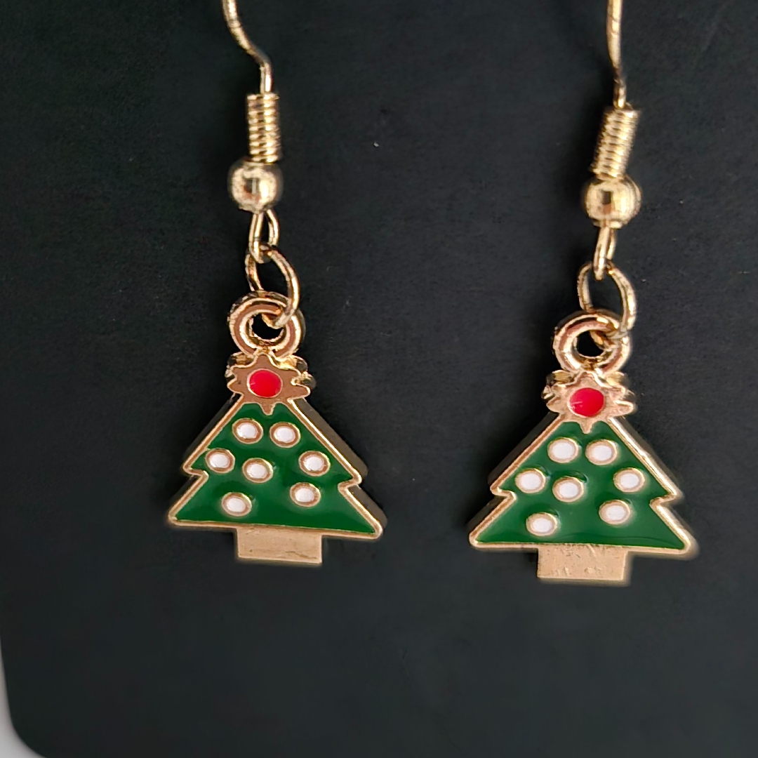 Tannenbaum mit weißen Kugeln