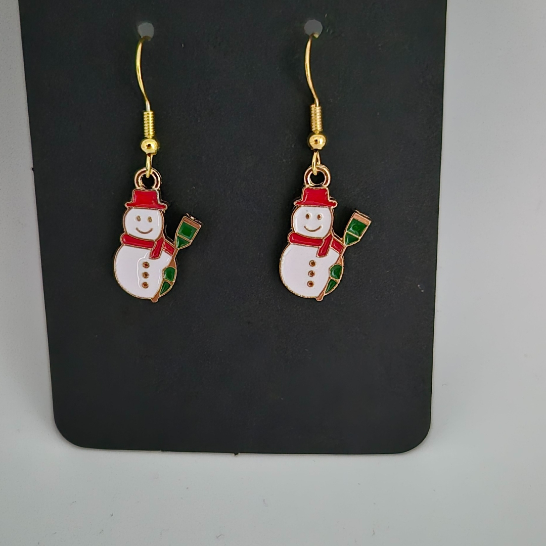 Schneemann mit grüner Schaufel