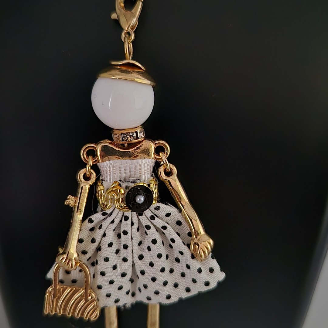 Frau im weißen Kleid