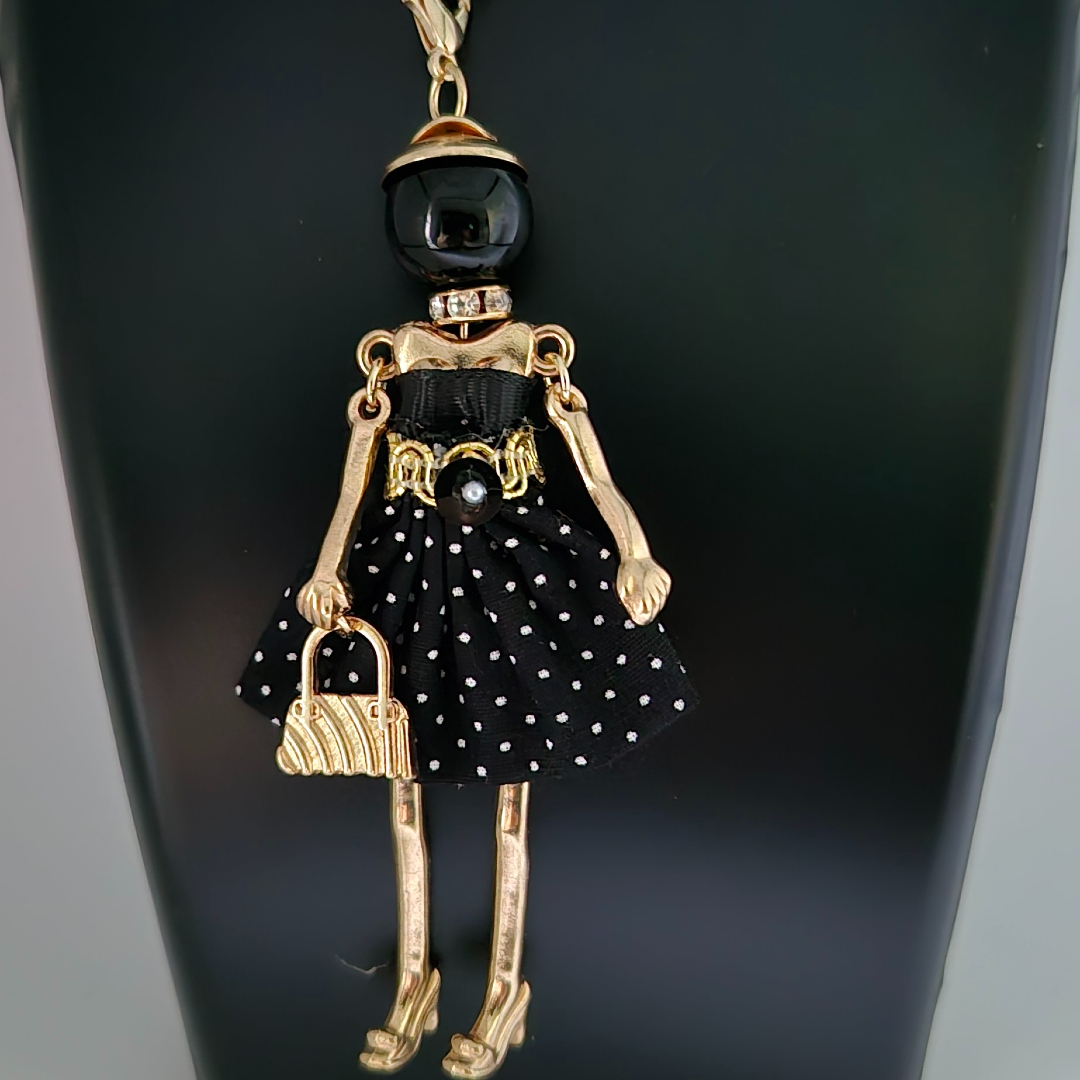 Frau im schwarzen Kleid