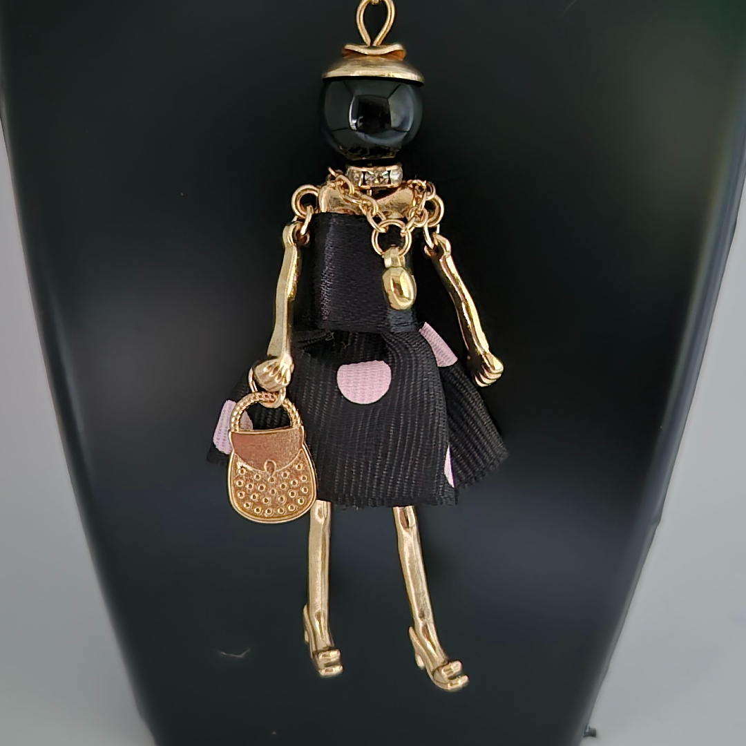 Frau im schwarzen Kleid