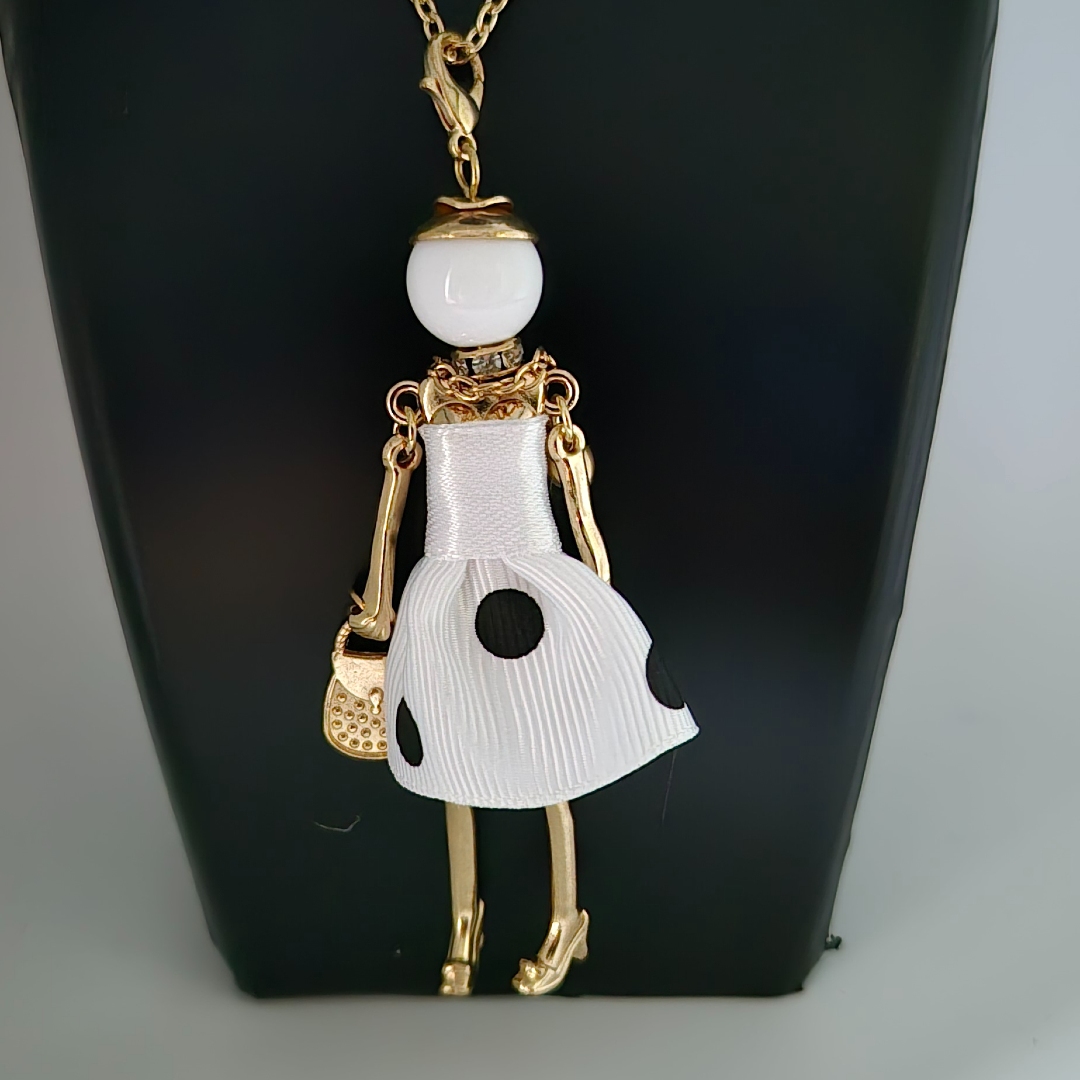 Frau im weißen Kleid