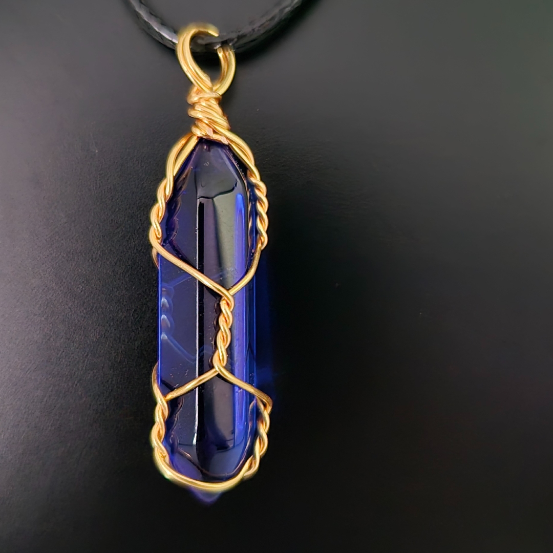 Kristall mit Draht Dunkelblau