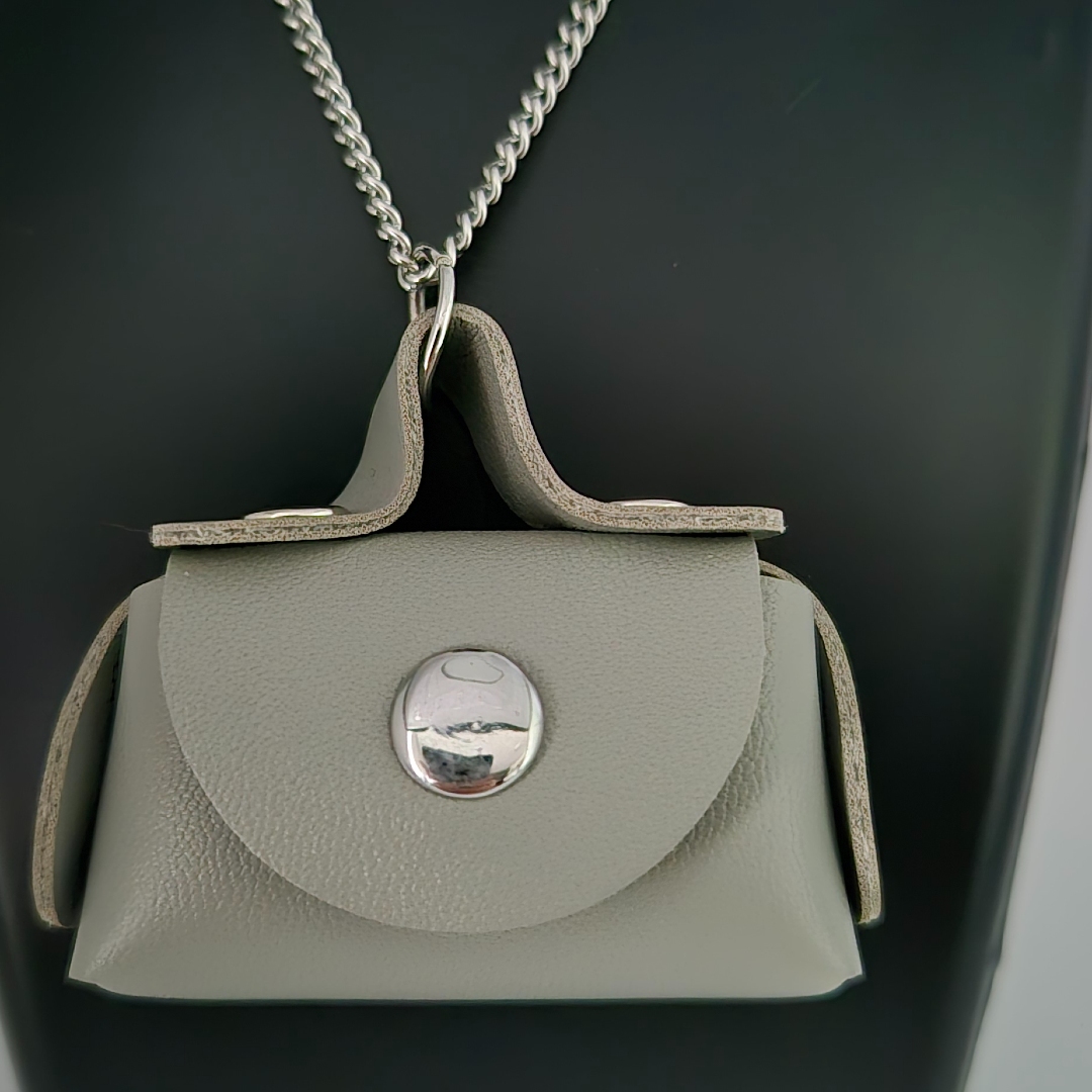 Kette mit Tasche Grau