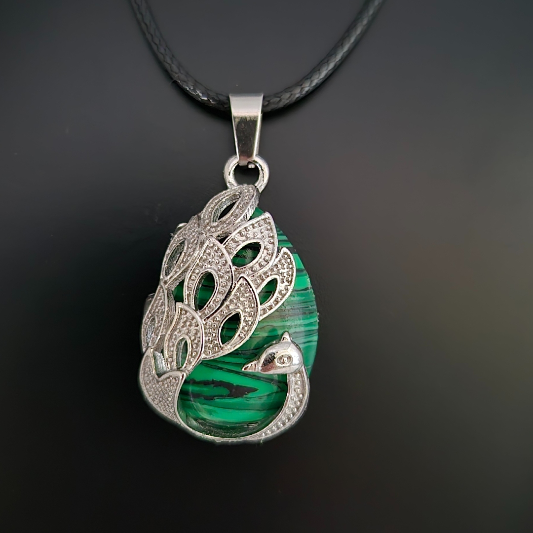 Pfau - Anhänger mit Stein in Grün