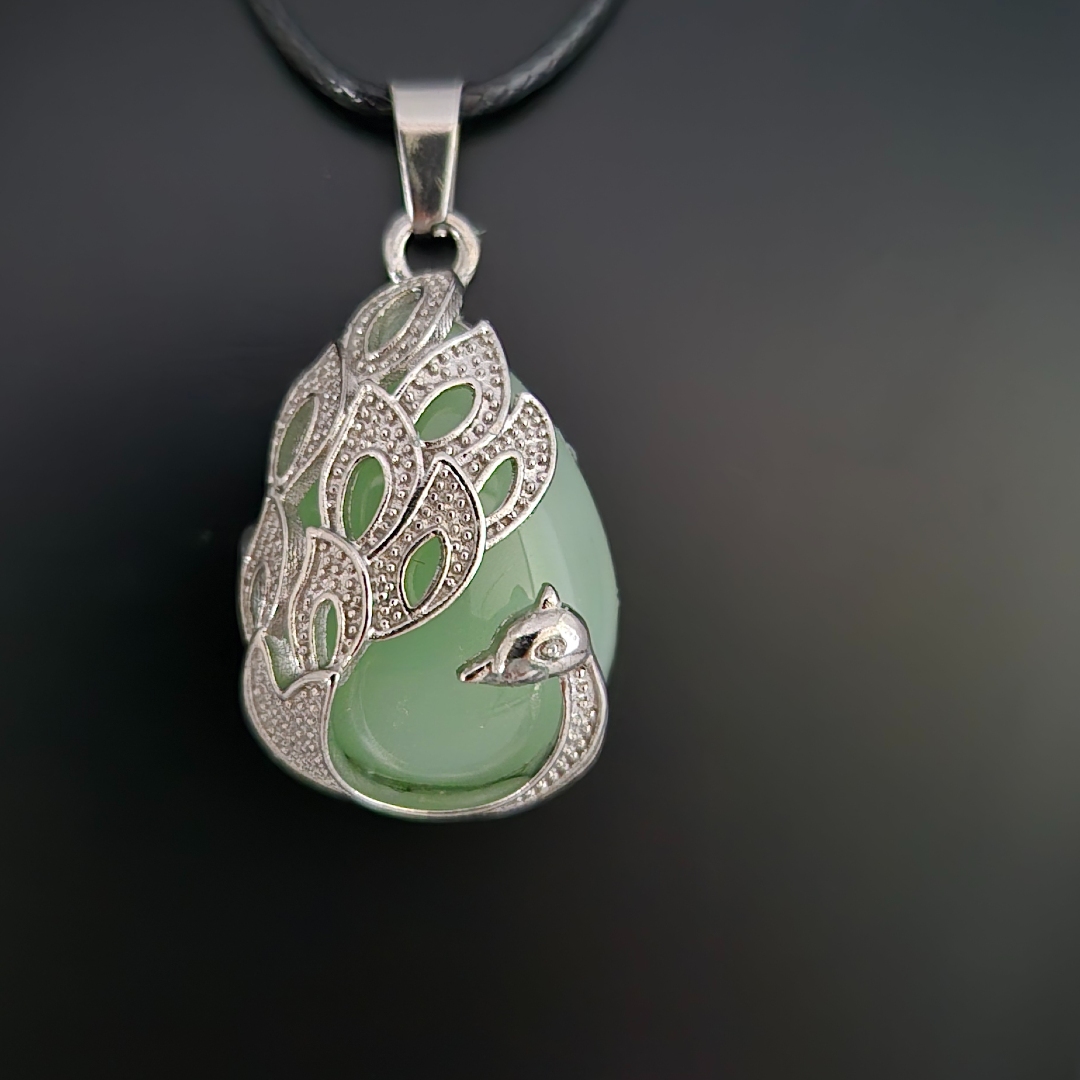 Pfau - Anhänger mit Stein in Hellgrün