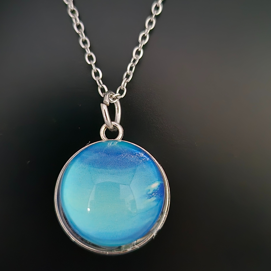 Edelstahlkette mit Glasanhänger - Weltall - Hellblau