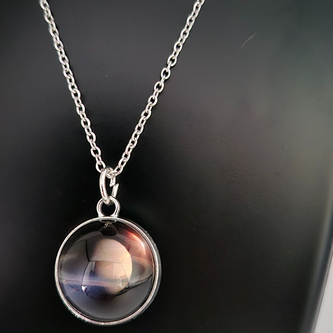 Edelstahlkette mit Weltall - Weißer- Planet - Glas