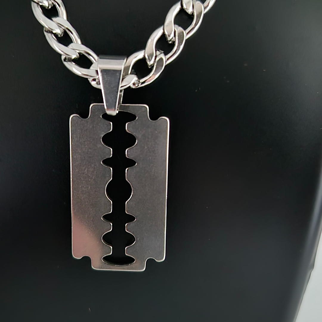 Panzerkette mit Rasierklinge